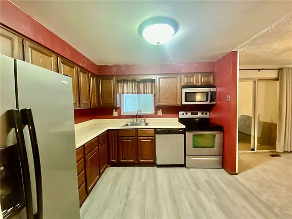 3rd image of 109 Parkside Dr