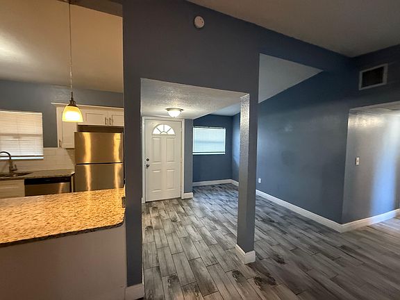 4th image of 2309 N Crystal Lake Dr