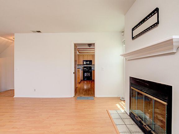 5th image of 23524 Arlington Ave APT A