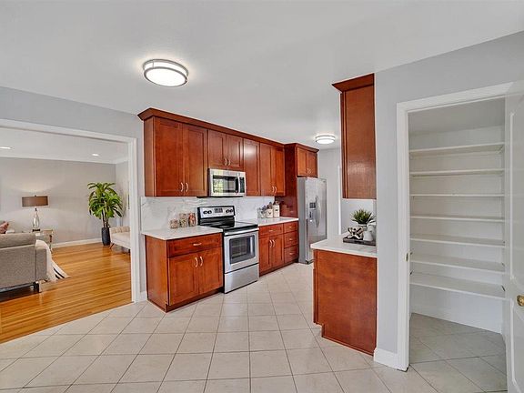 3rd image of 810 S Mary Ave