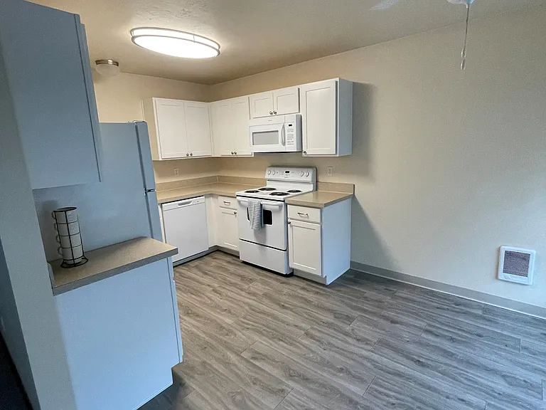 Oak Tree Apartments — Photo 60
