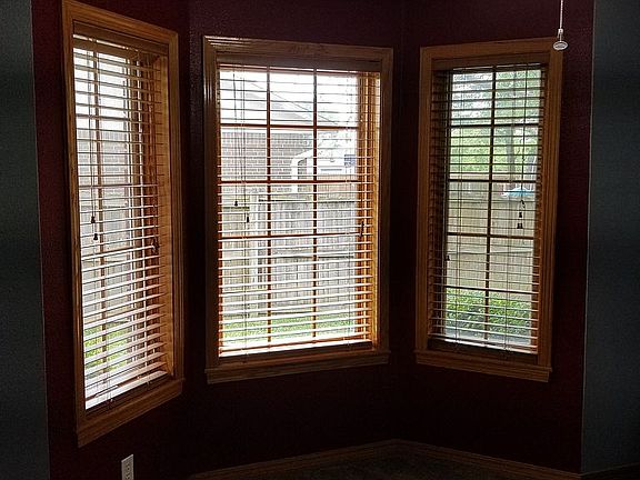 4th image of 1008 W Geneva St