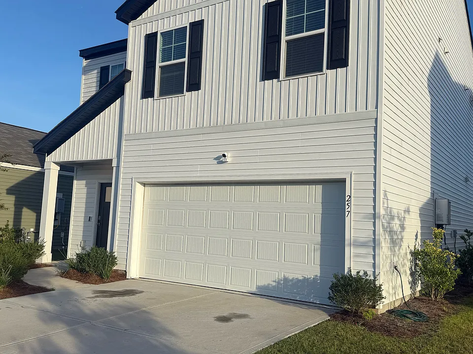 257 Watersglen Dr