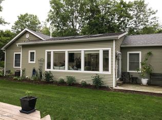 46 Pleasant St, Saranac, MI 48881