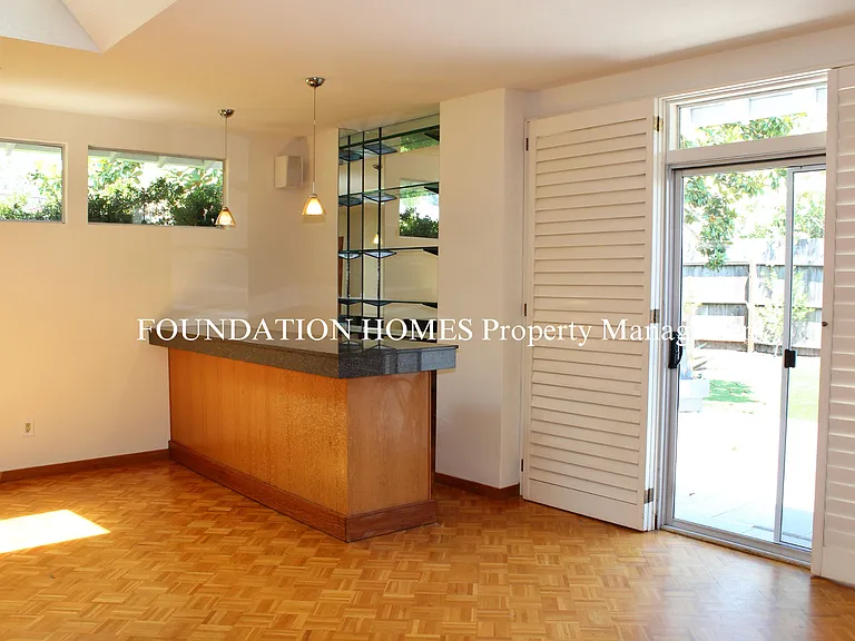 33 College Ct — Photo 19