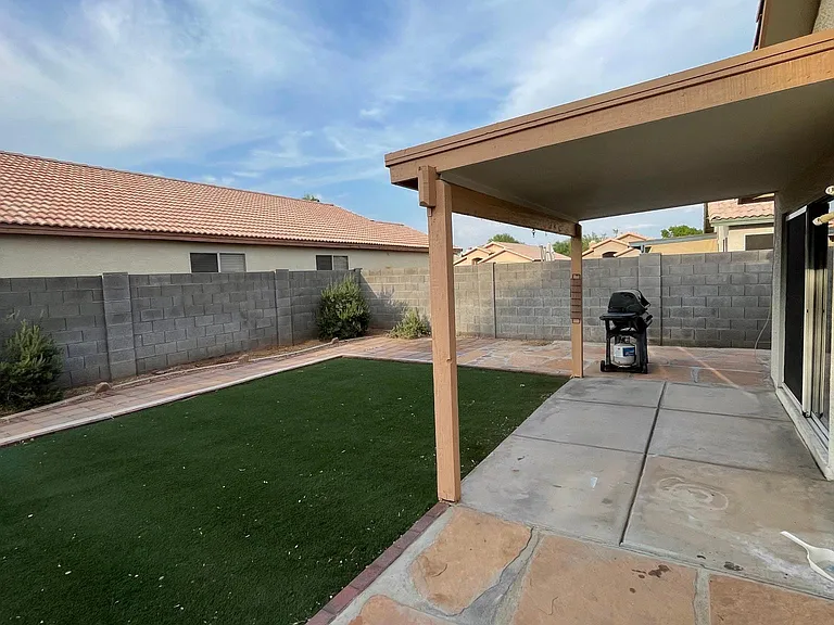 1038 W Tremaine Ave — Photo 9