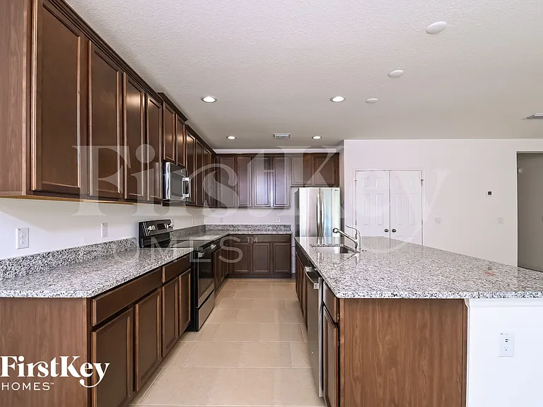 900 Avenal Ln — Photo 6