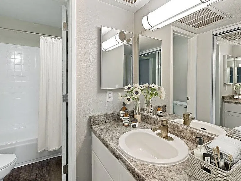 Tanque Verde Apartments — Photo 13
