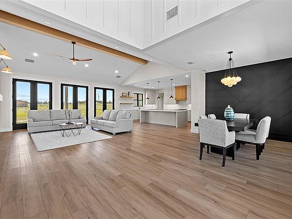 3rd image of 389 SW Mossy Oak Way