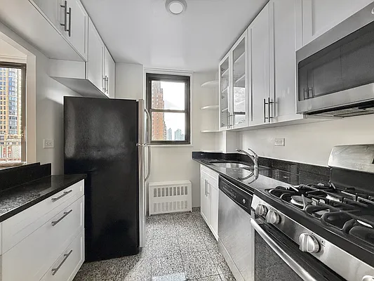 Rented by Manhattan Realty Group | media 2