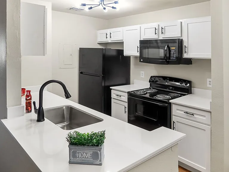 Laurel Heights Apartments — Photo 41