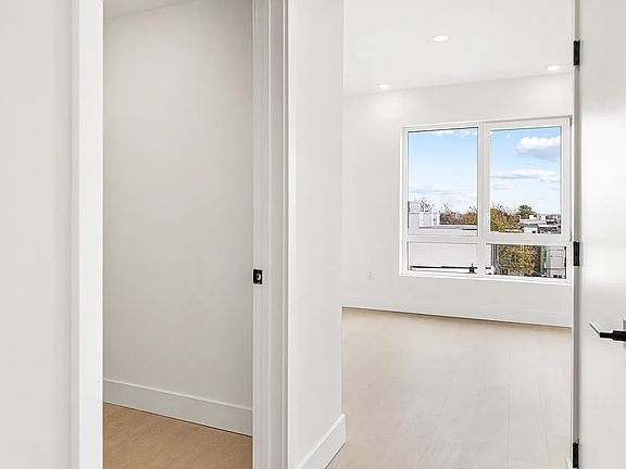 5th image of 2141 N 10th St #B301