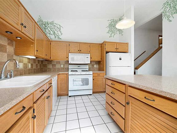 4th image of 5363 Applewood Close
