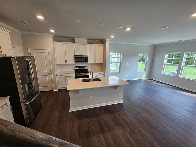 270 Paramount Dr — Photo 6