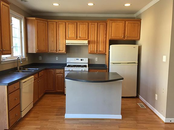 4th image of 606 Garden View Sq
