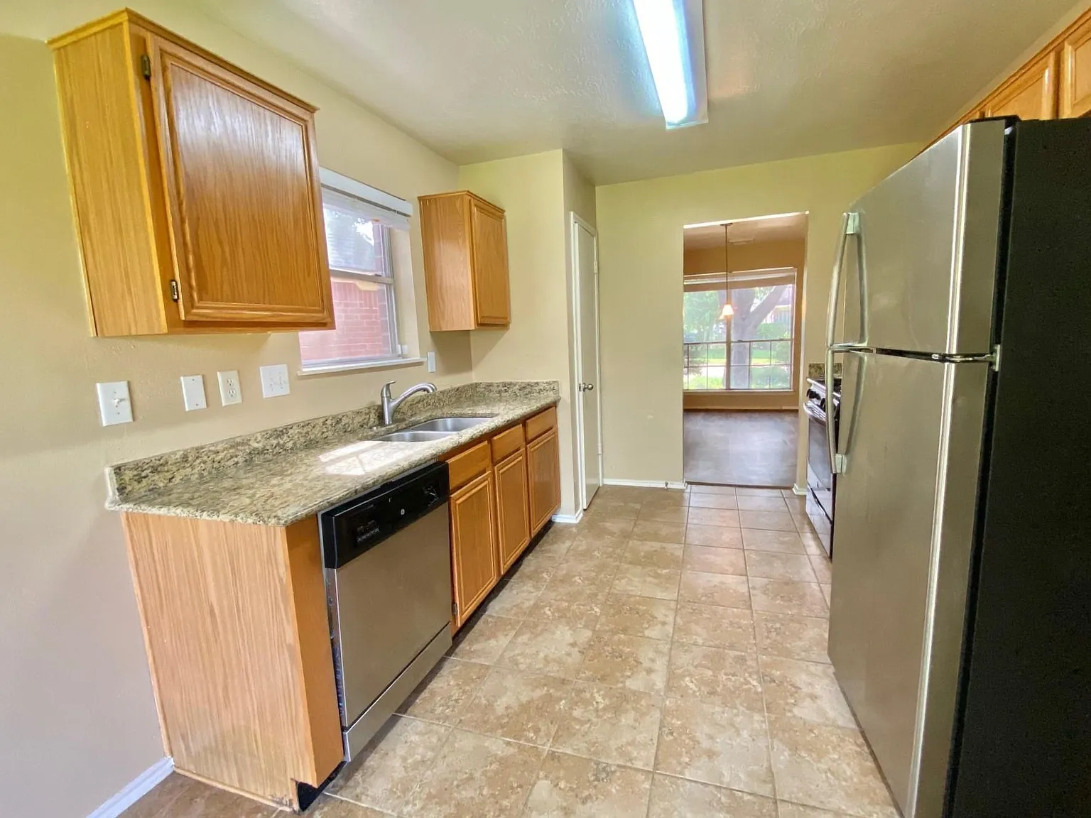 4 bed, 2.5 bath, 2338 sqft, $2,250 — Photo 3