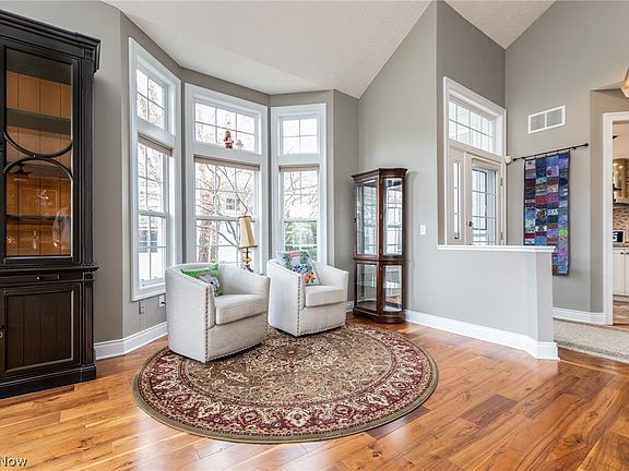 4th image of 310 Blossom Ln