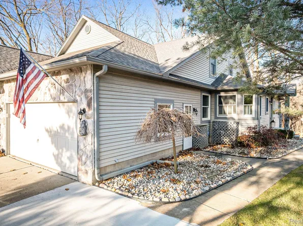 2350 Golden Pond, Fenton, MI 48430