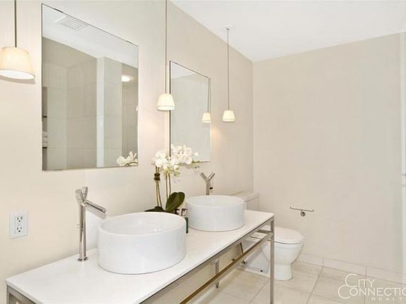 5th image of 15 Broad St APT 1816