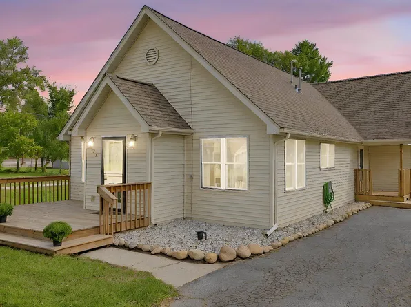 825 Carnation St SE, Demotte, IN 46310