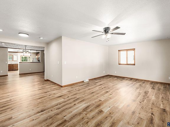 5th image of 715 E 6th St