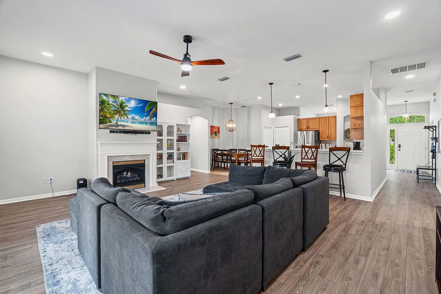 3 bed, 2.0 bath, 1496 sqft, $4,158 — Photo 2