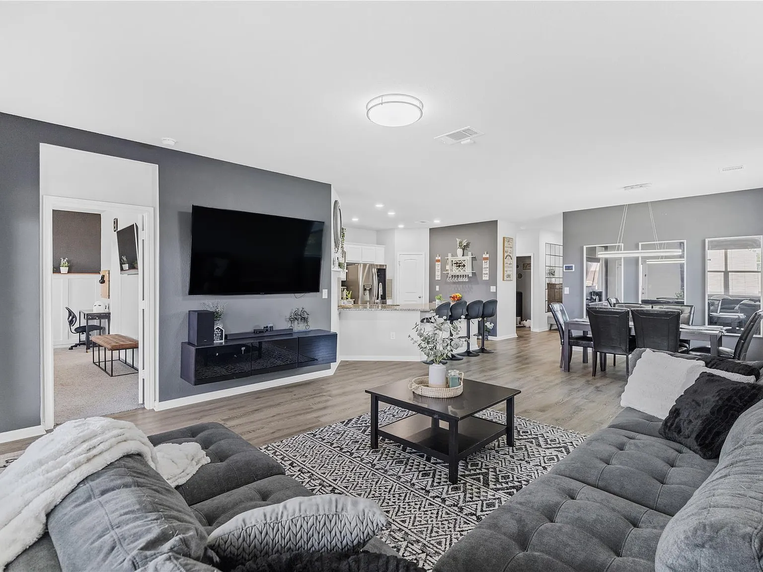 4 bed, 2.0 bath, 1927 sqft, $2,450 — Photo 4