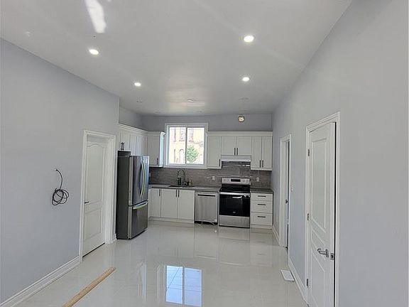 4th image of 103 Peel St
