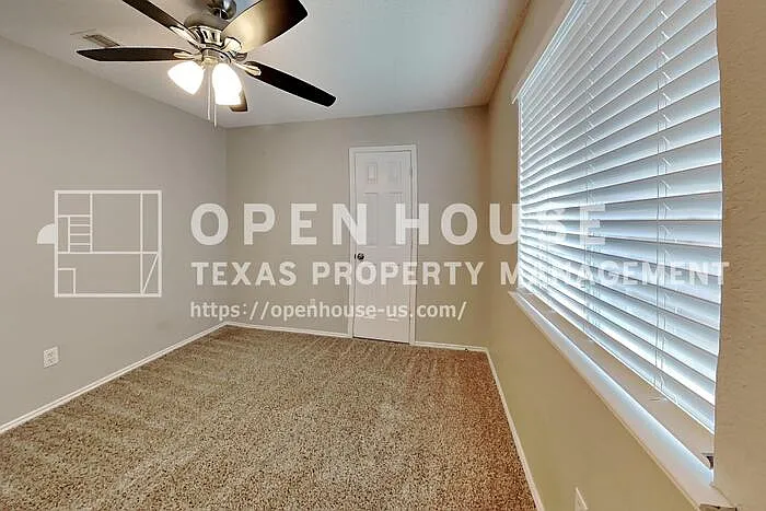 1022 Halifax Ln — Photo 12