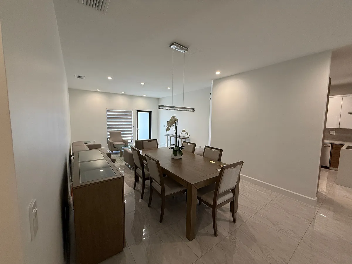 Building Photo - 1350 SW 154th Ave
