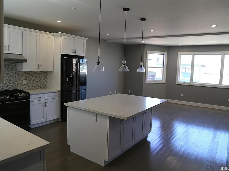 323 Peoria St — Photo 4
