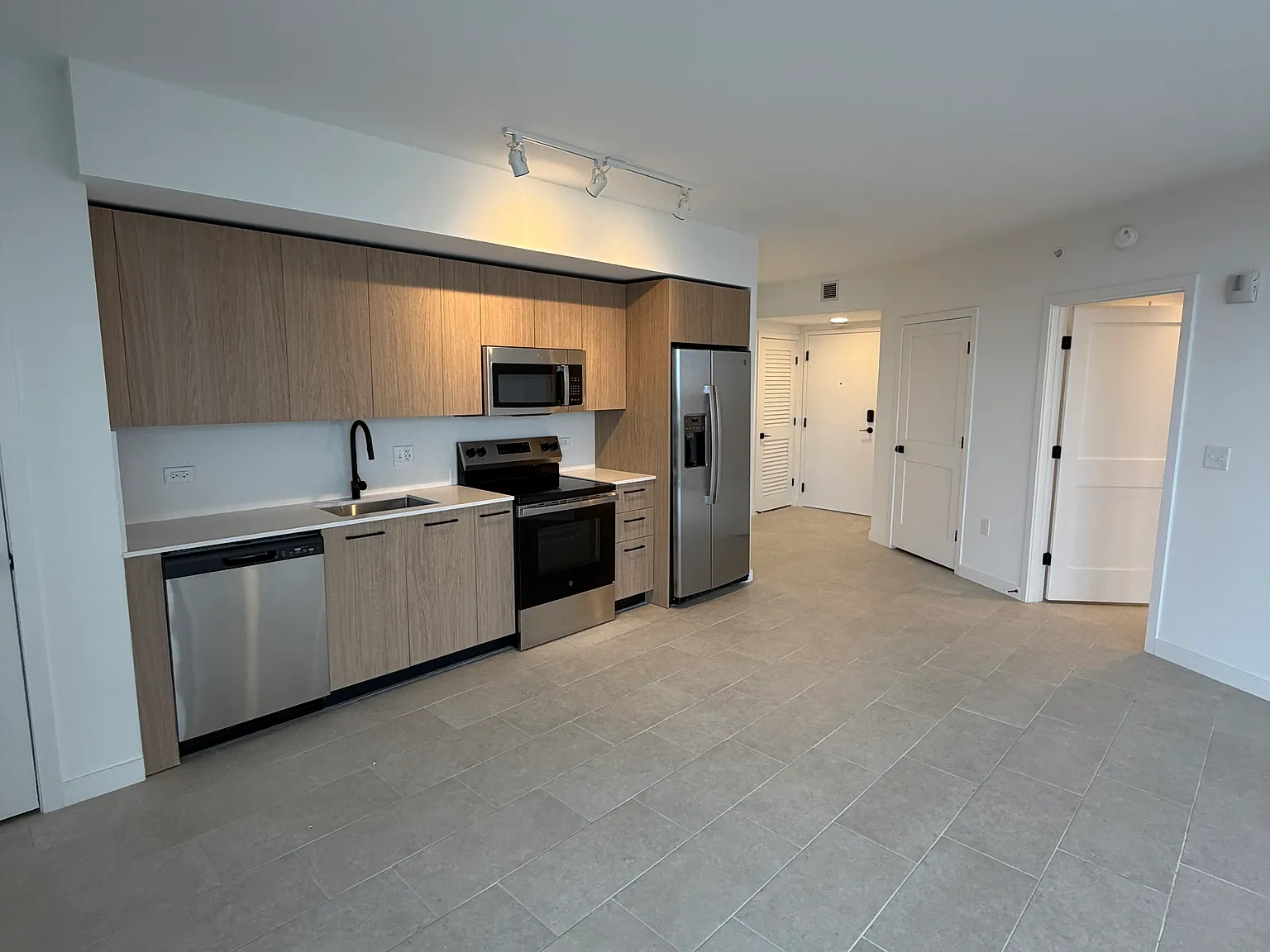 2 bed, 1044 sqft, $2,690 — Photo 2