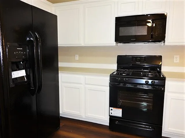 3 bed, 2.0 bath, 1589 sqft, $1,970 — Photo 2