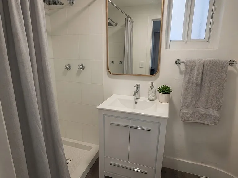 128 NW 9th Ave #6 — Photo 3