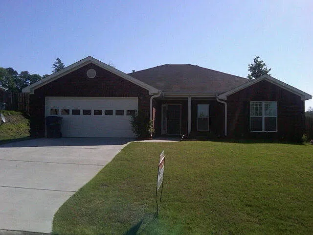 3 bed, 2.0 bath, 1920 sqft, $1,750 — Photo 2