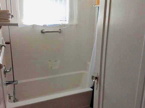 3rd image of 715 Leslie Ave