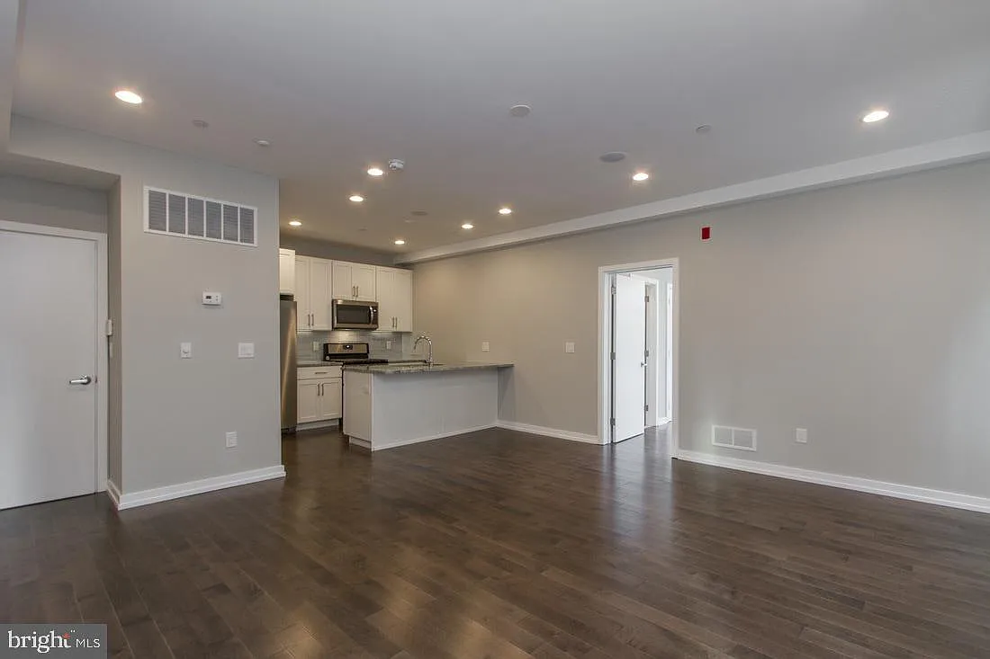 Building Photo - 613 S 7th St #2R