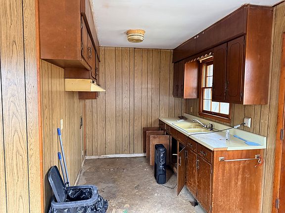 4th image of 110 S Oak Dr