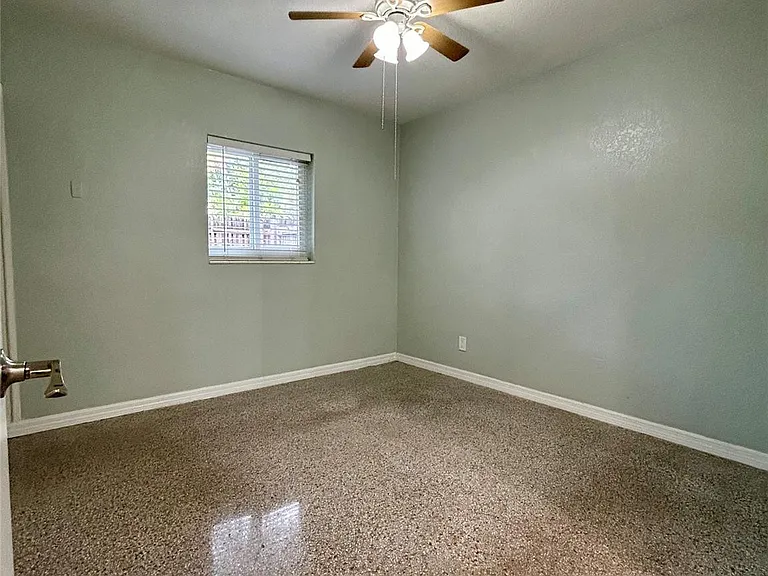 5950 NE 6th Ave — Photo 18
