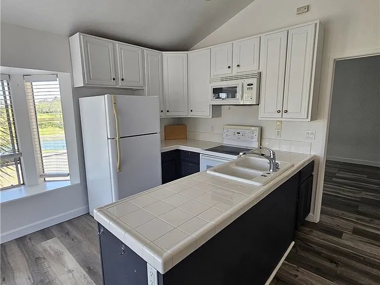 517 S Hewes St #B — Photo 3