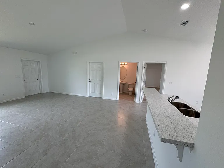 532 SW Buswell Ave — Photo 7