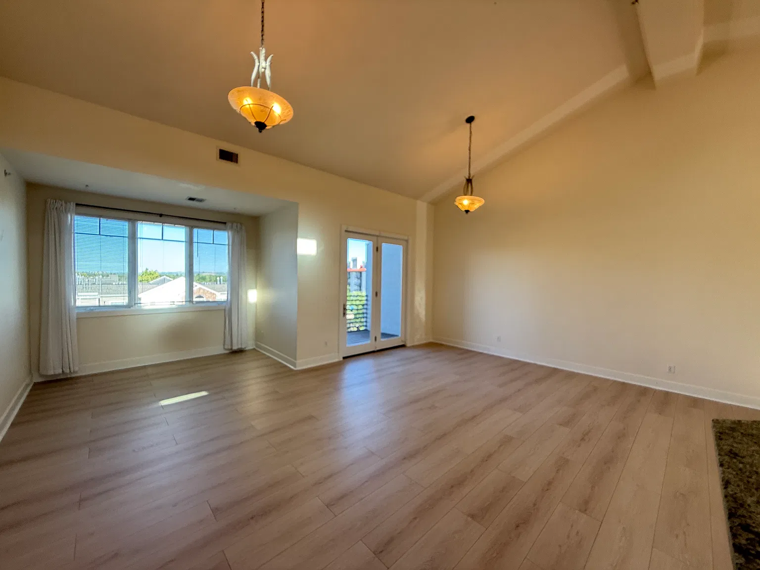 4 bed, 1600 sqft, $6,100 — Photo 4
