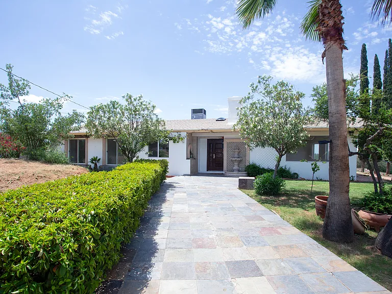 705 N Linda Vista Dr — Photo 2