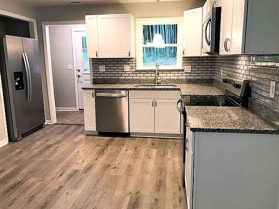 5th image of 415 Cox St