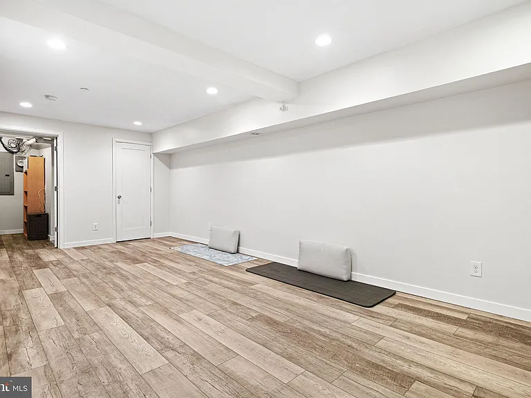 842 N Leithgow St — Photo 25