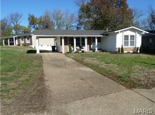 12421 Glengate Dr, Maryland Heights, MO 63043