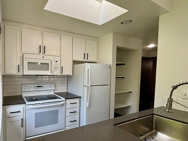 2410 Dexter Ave N #301 — Photo 8