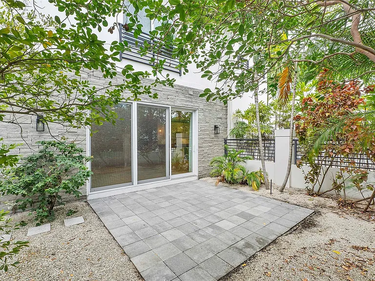 825 NE 17th Way — Photo 2