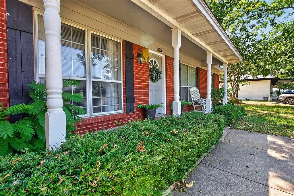 3 bed, 1384 sqft, $1,900 — Photo 2