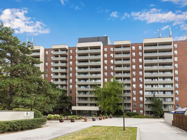 1 Four Winds Dr #513, Toronto, ON M3J 2T1